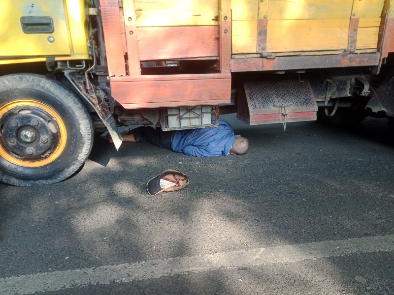 Truk Cold Diesel Seruduk Sepeda Motor Didepan Rumah Dinas Bupati Langkat