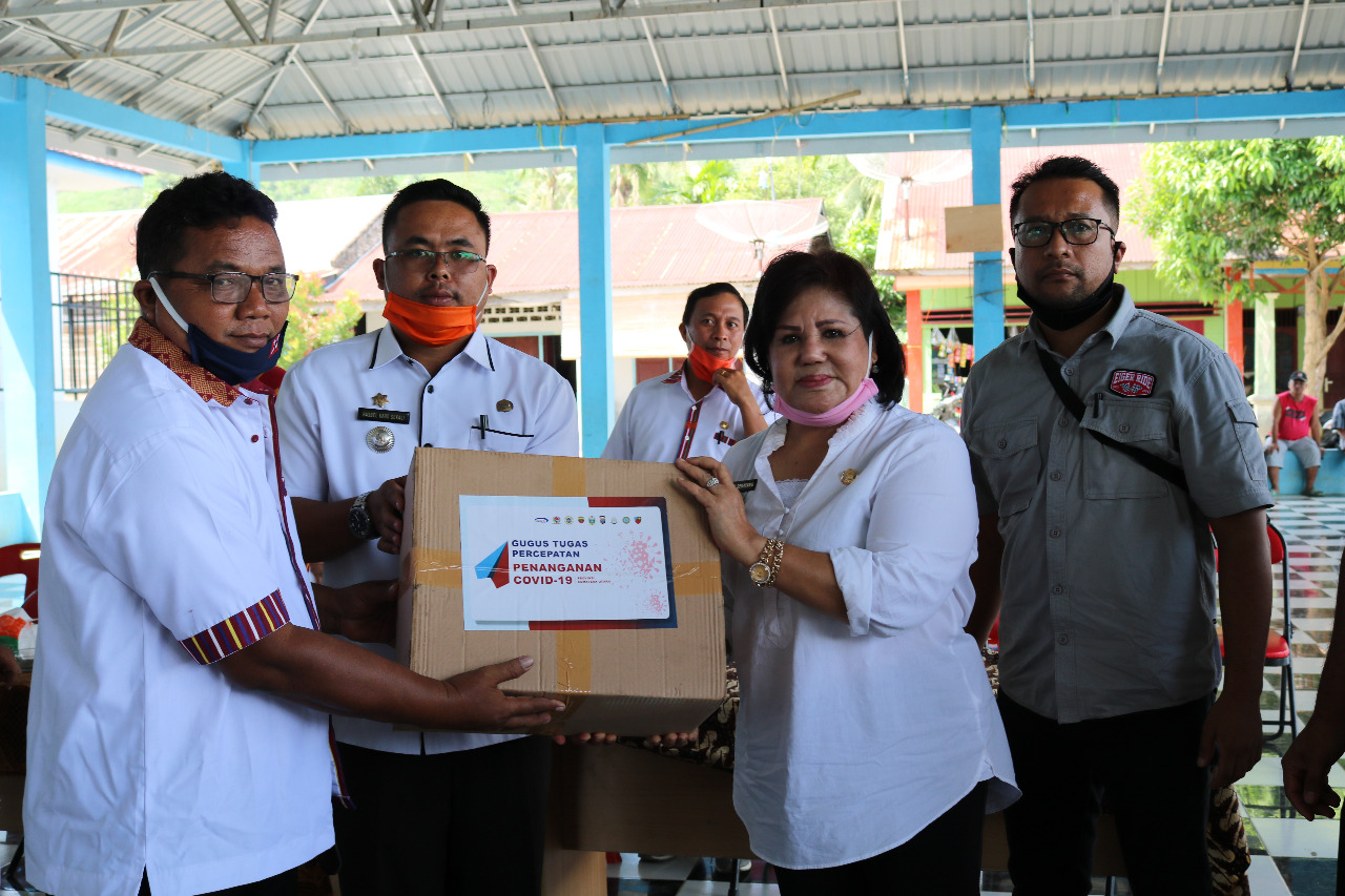 Wakil Bupati Karo serahkan paket sembako Provsu ke Kecamatan Mardingding