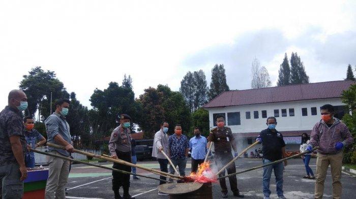 Kejaksaan Negeri Karo Musnahkan 5 Kg Narkoba dan Bakar 2 Unit Mesin Judi Tembak