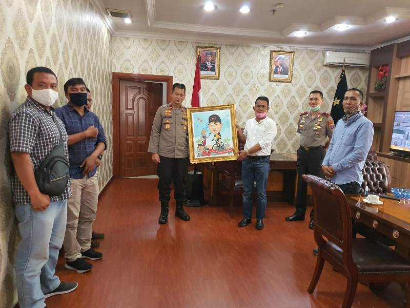 Pewarta Polrestabes Medan Serahkan Cinderamata, Kepada Brigjen Pol Mardiaz Khusin Dwihananto