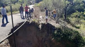 Awas Badan Jalan Amblas di Desa Silimakuta Pakpak Bharat