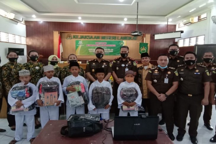 Kajari Langkat Berikan Bantuan Sosial