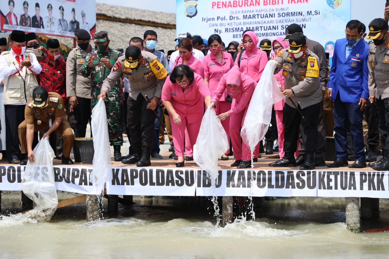 Ketahanan Pangan Covid-19, Kapoldasu Tabur 10 Ribu Bibit Ikan di Desa Air Hitam
