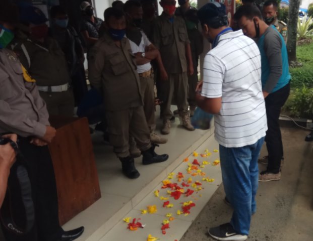 Massa GMKI Tabur Bunga di Depan Kantor DPRD Siantar