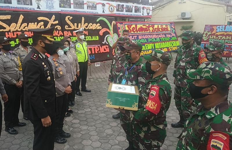 Danramil 01/Medan Barat Sampaikan HUT Bhayangkara ke 74 Ke Mako Polsek Medan Baru