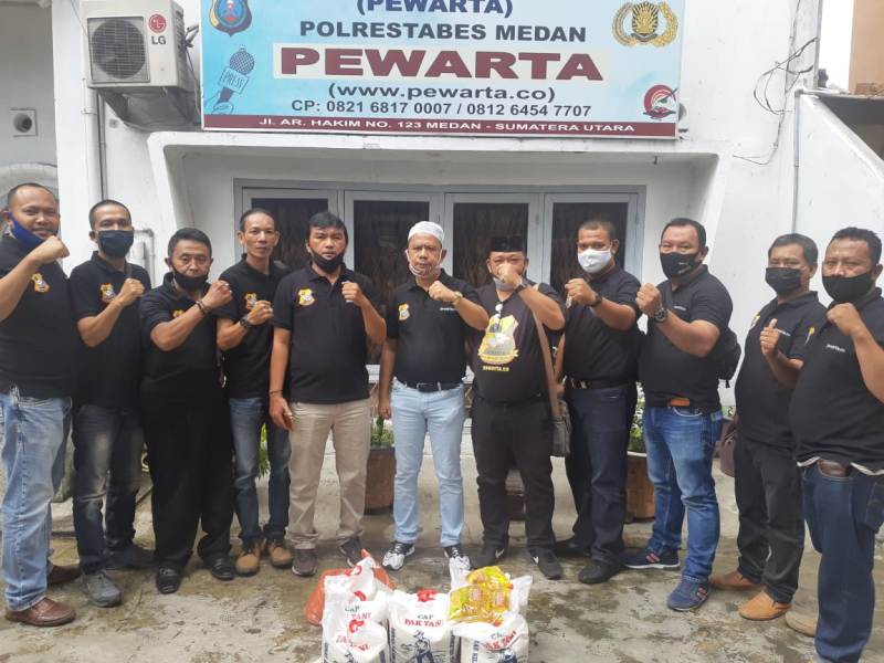 Jumat Barokah, Ketua Pewarta Polrestabes Medan Bagikan Sembako Kepada Pengurus
