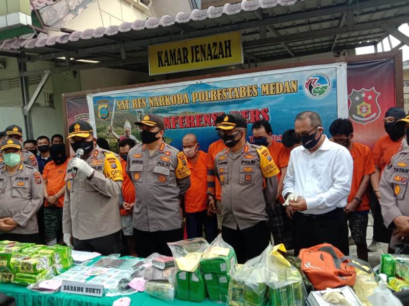 Kapolda Sumut Paparkan Kasus Narkotika Tangkapan Polsek Medan Baru, 1 dari 4 Tersangka Tewas Ditembak, 40 Kg Sabu Diamankan