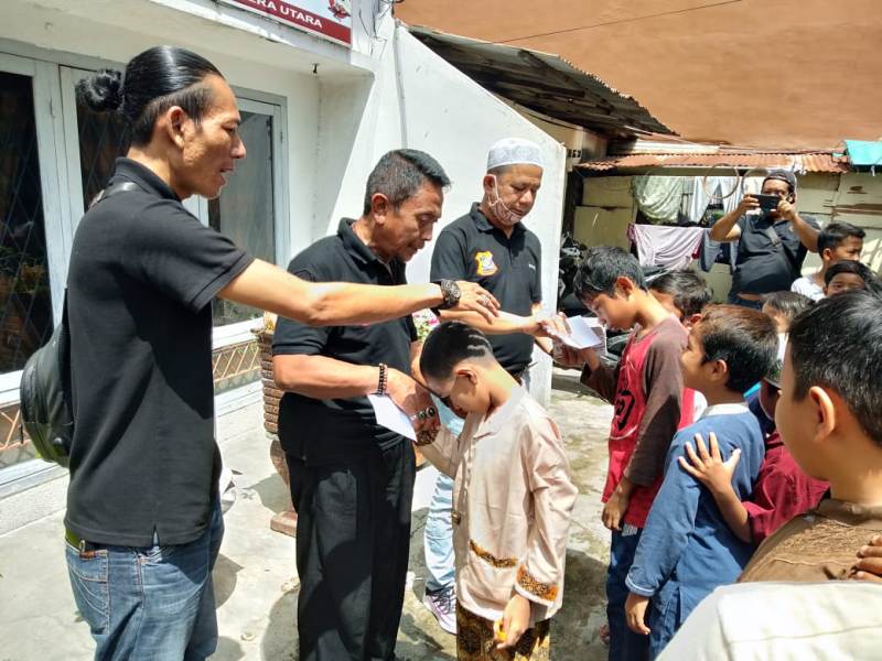 Ketua Pewarta Polrestabes Medan Berikan Santunan Kepad Anak Yatim, Usai Sholat Jum’at Berjama’ah