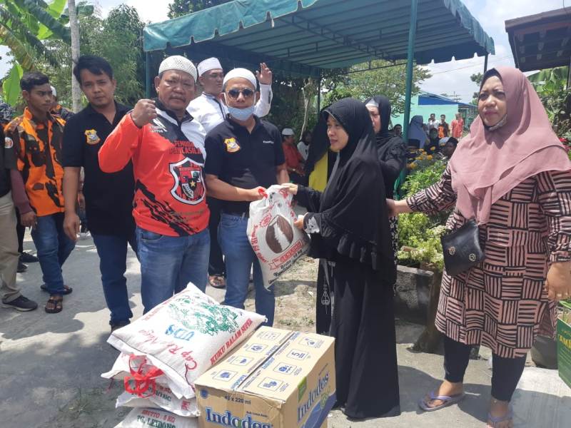 Turut Belasungkawa, Ketua Pewarta Polrestabes Medan Berikan Santunan & Sembako Kepada Keluarga Almarhum Irpan