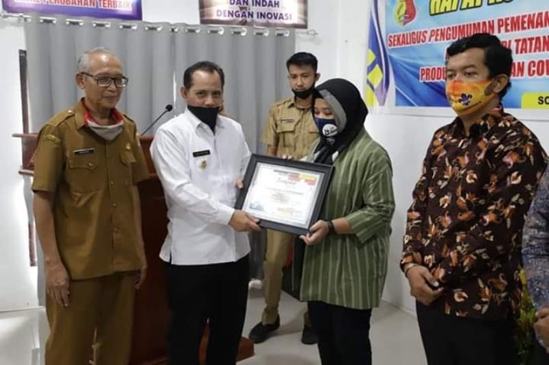 Wawako Solok Serahkan Hadiah Pemenang Kompetisi Inovasi Menghadapi Tatanan New Normal Produktif dan Aman Covid-19