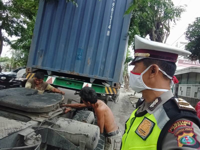 Kanit Lantas Polsek Medan Helvetia Atur Lalin Imbas Truck Mogok