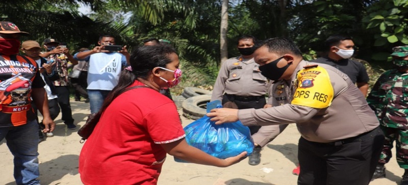 Kapolres Langkat Berikan Sembako Kepada Warga Korban Angin Puting Beliung