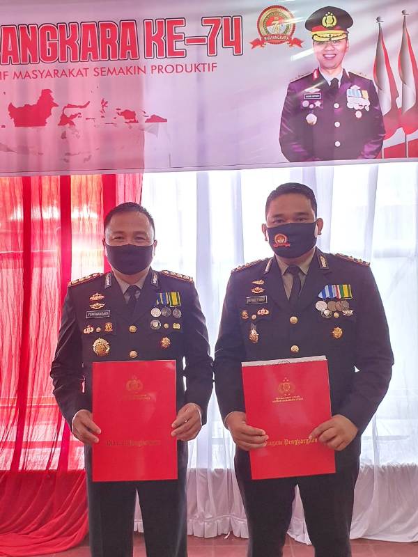 Dihari HUT Bhayangkara Ke-74 Kapolresta dan Waka Polresta Deli Serdang Terima Penghargaan dari Kapolri