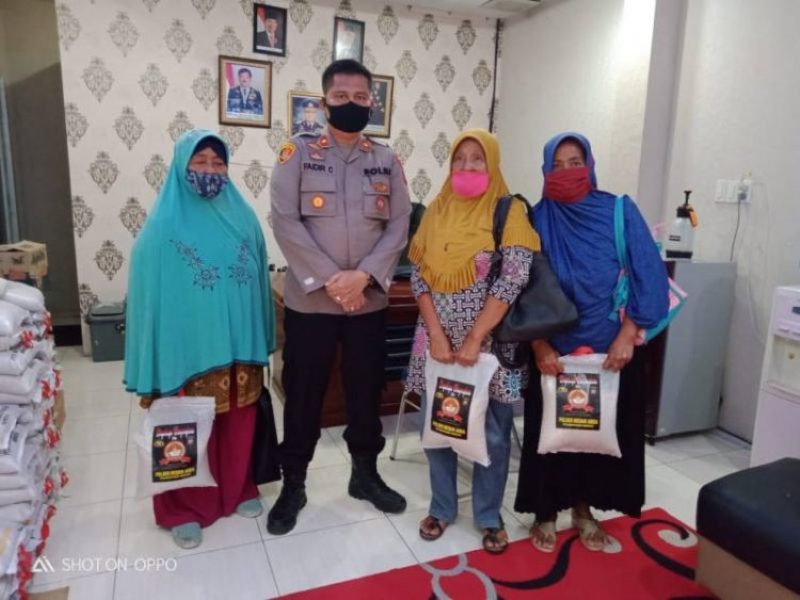 Polsek Medan Area Beri Bantuan Sembako kepada Warakawuri
