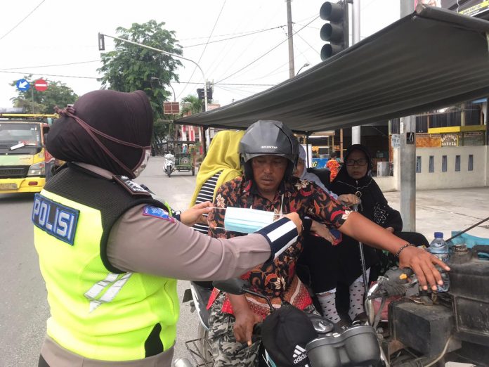 Polres Tanjung Balai Bagikan 100 Masker Kepada Warga