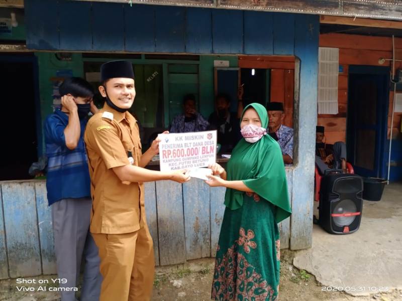 Plt Pengulu Gumpang Lempuh Salurkan BLT Tahap Tiga
