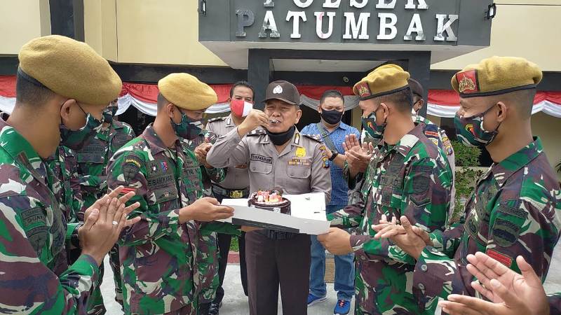Yon Armed 2/105 KS Berikan Kue Tart ke Polsek Patumbak