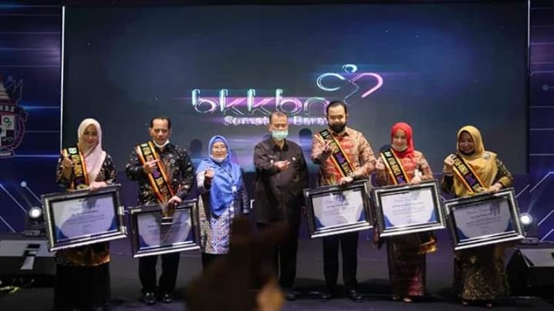 Wawako Solok Dianugrahi Ayah Genre dari BKKBN Provinsi Sumbar