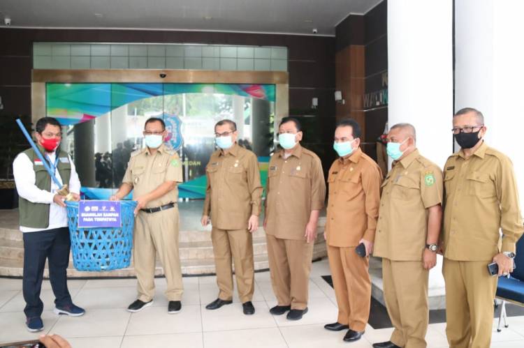 Pemko Medan Terima 1.000 Keranjang Sampah dan 500 Sapu dari KMPS