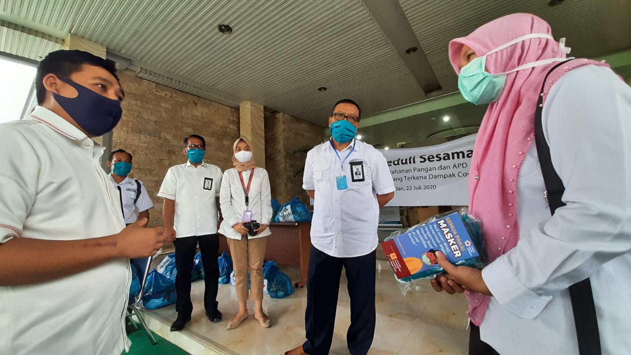 PLN UIK SBU Salurkan 175 Paket Sembako dan APD di Masa Pandemi