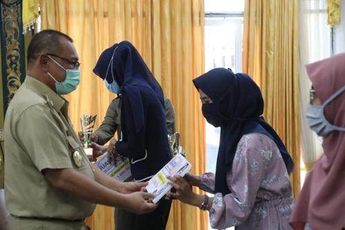 Plt Wali Kota Medan Serahkan Hadiah Pemenang Lomba Puisi
