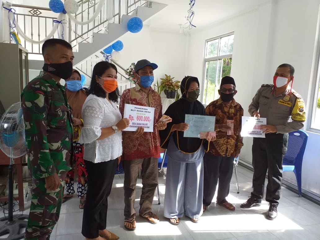 TNI-POLRI Bersinergi, Amankan dan Kawal Pembagian BLT Desa Binaannya