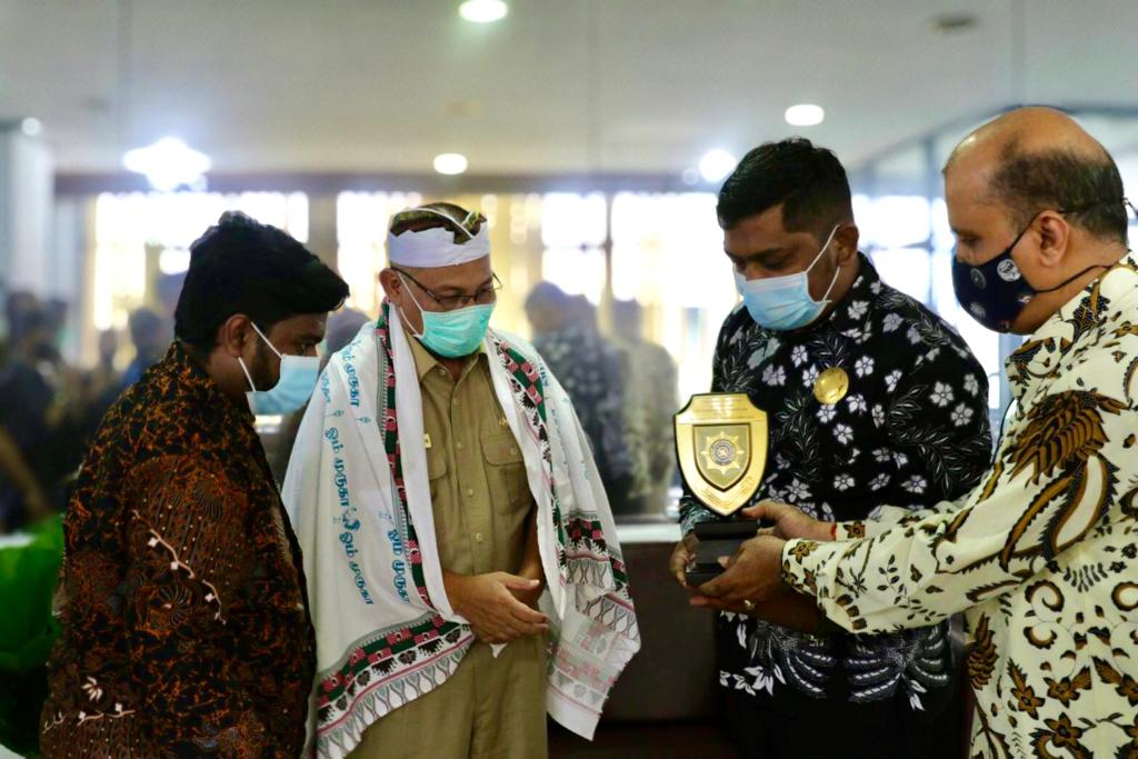 Akhyar Dipakaikan Udeng & Ponade, Terima Silaturahmi PHDI Kota Medan
