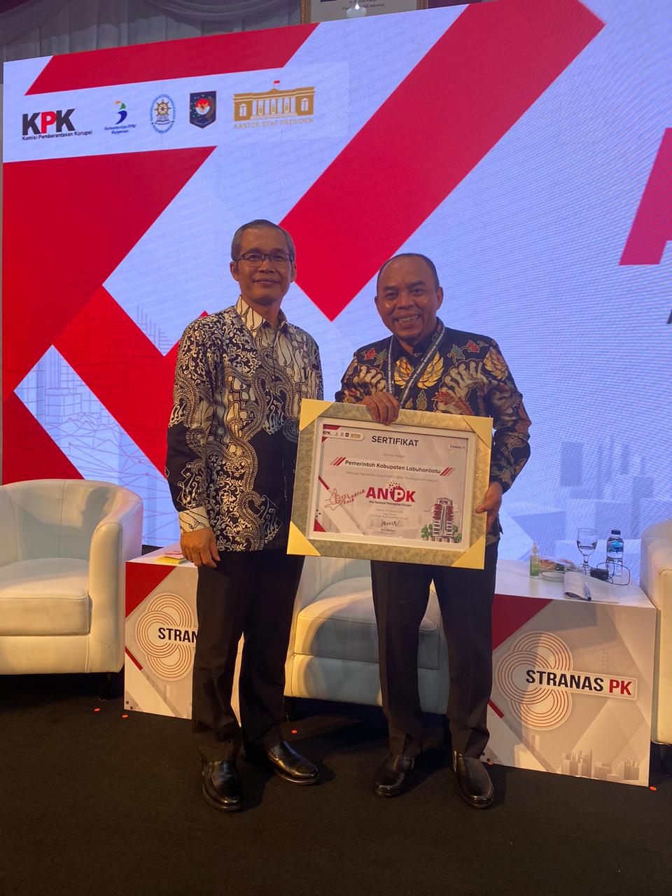 Bupati Labuhanbatu Terbaik Pencegahan Korupsi - Terima Penghargaan dari KPK