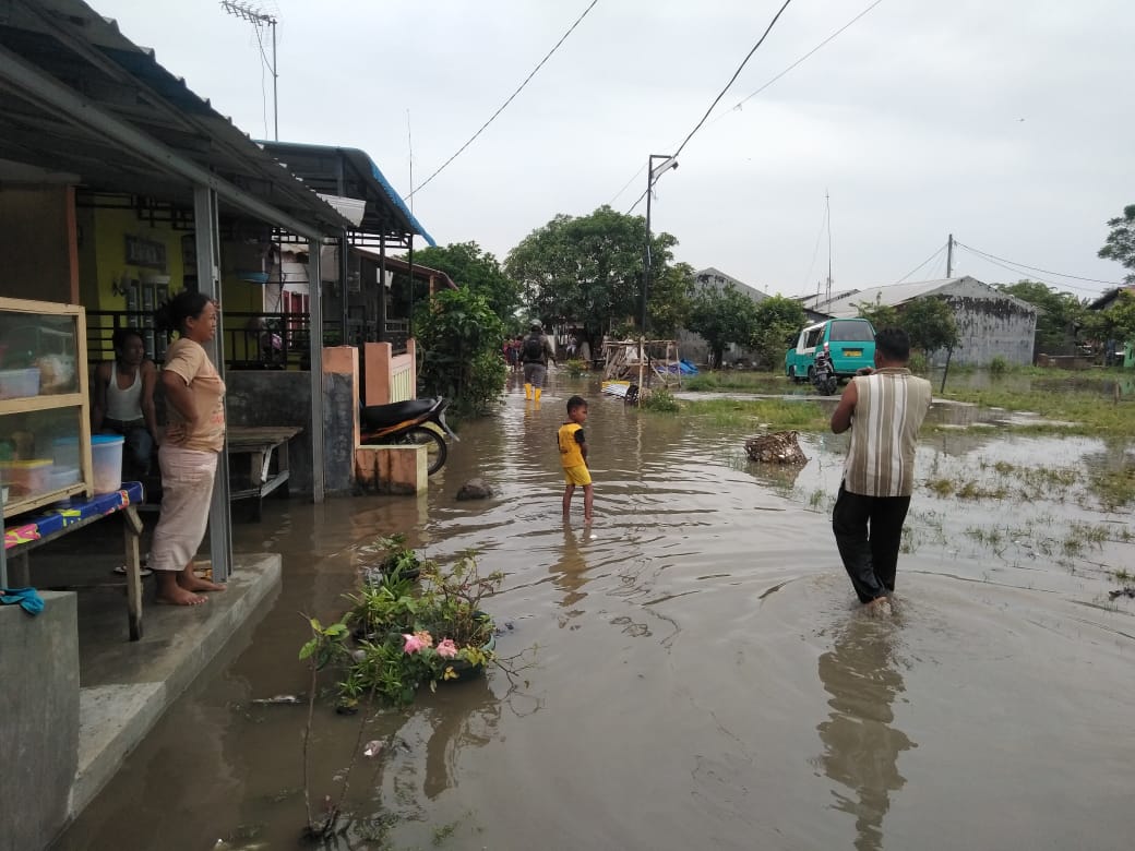 Akibat Diguyur Hujan Deras, Tanggul Sungai Jebol Rendam Ratusan Rumah dan Persawahan