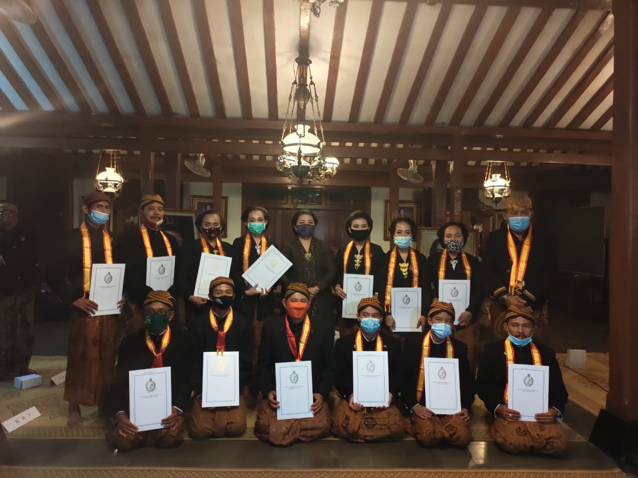 WARGA NGANJUK DIWISUDA SEBAGAI ABDI DALEM KARATON SURAKARTA HADININGRAT