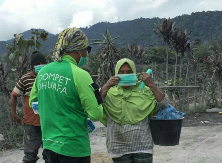 Erupsi Gunung Sinabung, DD Waspada Bagikan Ribuan Masker Untuk Warga