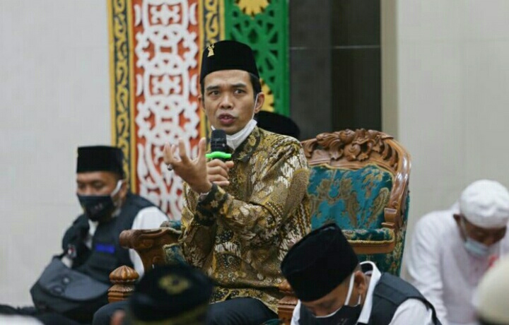 UAS : Ini Hukum Sholat Pakai Masker