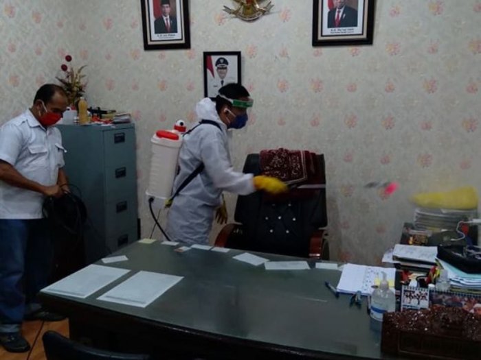 Kantor Wali Kota Medan Disemprot Cairan Disinfektan