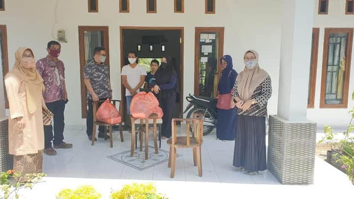 ASN Pemko Solok Bantu Sembako Isolasi Mandiri