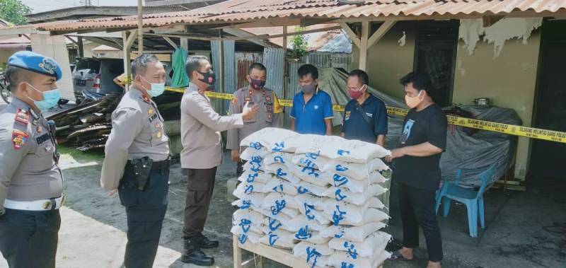 Kapolres Tanjung Balai Berikan Bantuan Kepada Personil Korban Rumah Asrama Terbakar