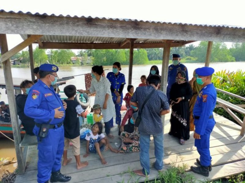 Personil Sat Polair Polres Tanjung Balai Bagi-bagi Masker Gratis - Pengunjung Tempat Wisata Dihimbau Patuhi Protokol Kesehatan