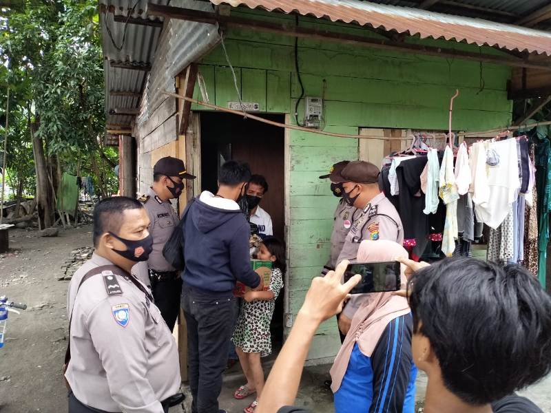 Tindak Lanjut Jumat Barokah Program Polrestabes Medan, Polsek Medan Timur Berbagi Tali Asih Kepada Warga Kurang Mampu Terdampak Covid-19