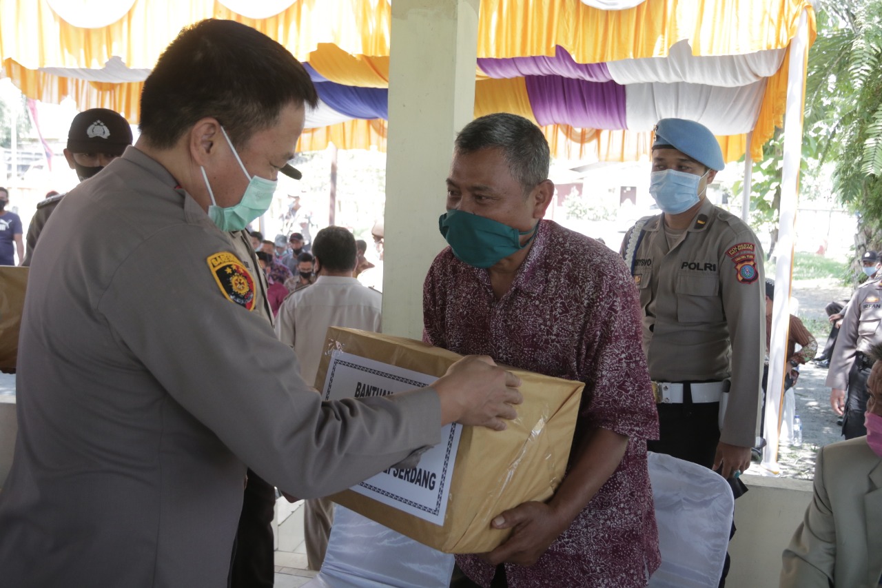 Kapolresta Deli Serdang Berikan Paket Sembako Pada Kaum Dhuafa