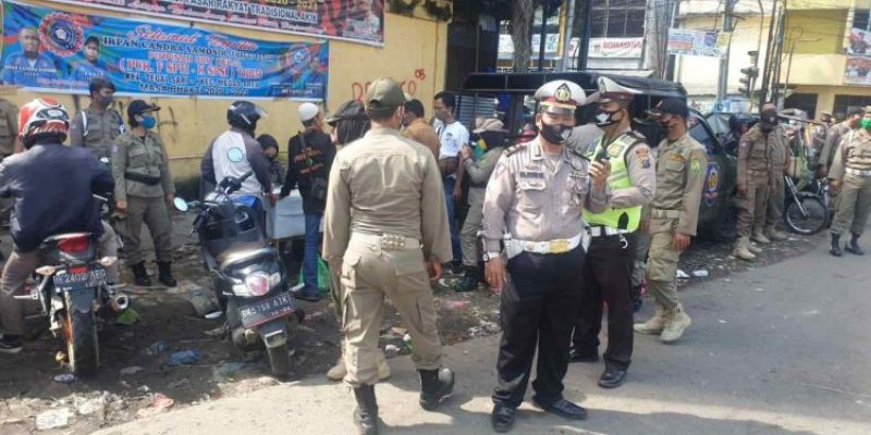 Polsek Medan Area Bersama Satpol PP Razia Masker di Pasar Sukaramai
