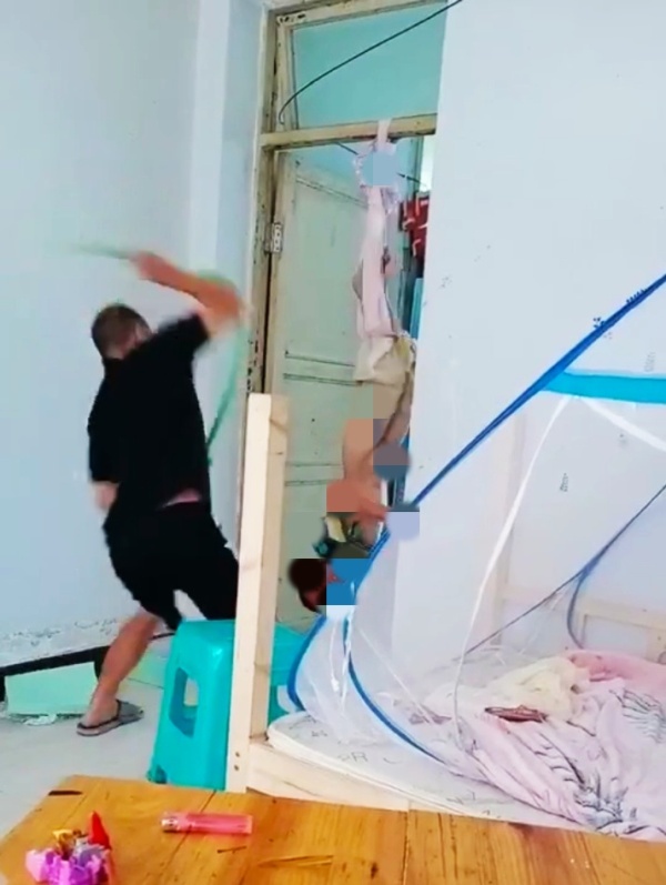 Viral...!!! Video Ayah Gantung dan Aniaya Anaknya - Netizen Bilang Kasusnya di Kota Medan