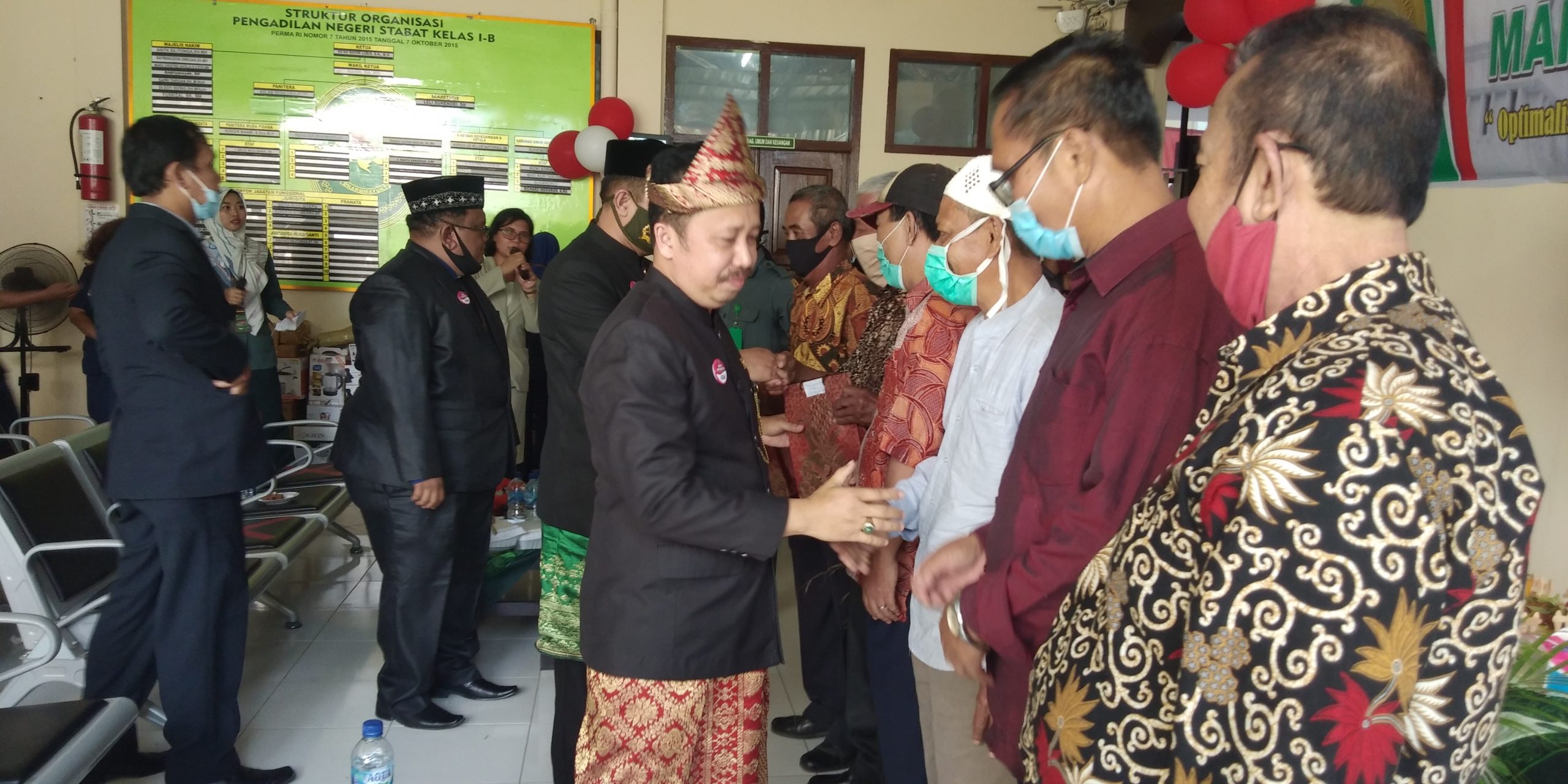 HUT MA-RI Ke-75 di PN Stabat Diwarnai Pemberian Cendera Mata Pada Purnabakti