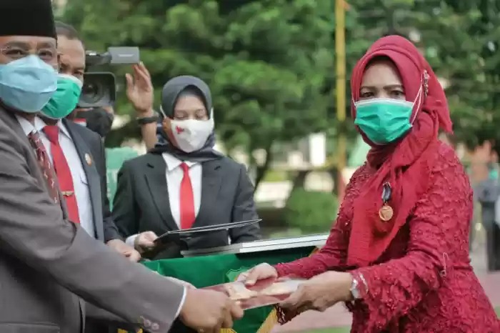 Sekda Serahkan Penghargaan Satyalencana Karya Satya dari Presiden RI Kepada 3 ASN