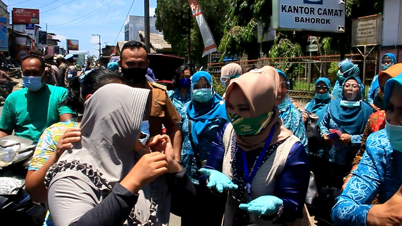 Ketua TP PKK Langkat Gelar Sosialisai dan Bagikan 30 Ribu Masker