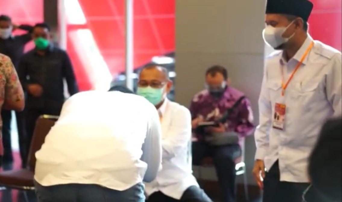 Santun, Bobby Cium Tangan Akhyar Saat Ikuti Test Psikologi