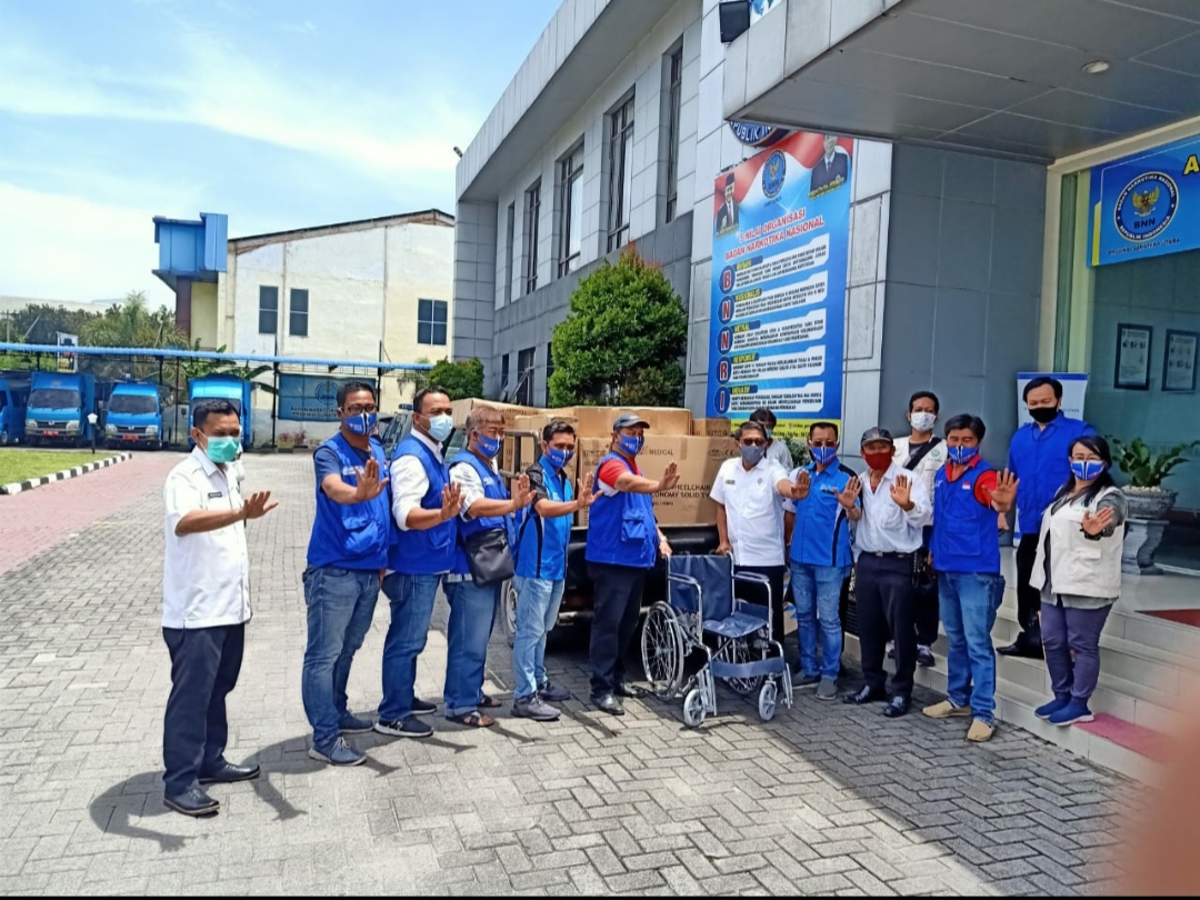 Narkoba Musuh Bangsa, Komunitas SATU HATI Sumut Gandeng PITI Sumut Salurkan 17 Kursi Roda Ke BNNP Sumut