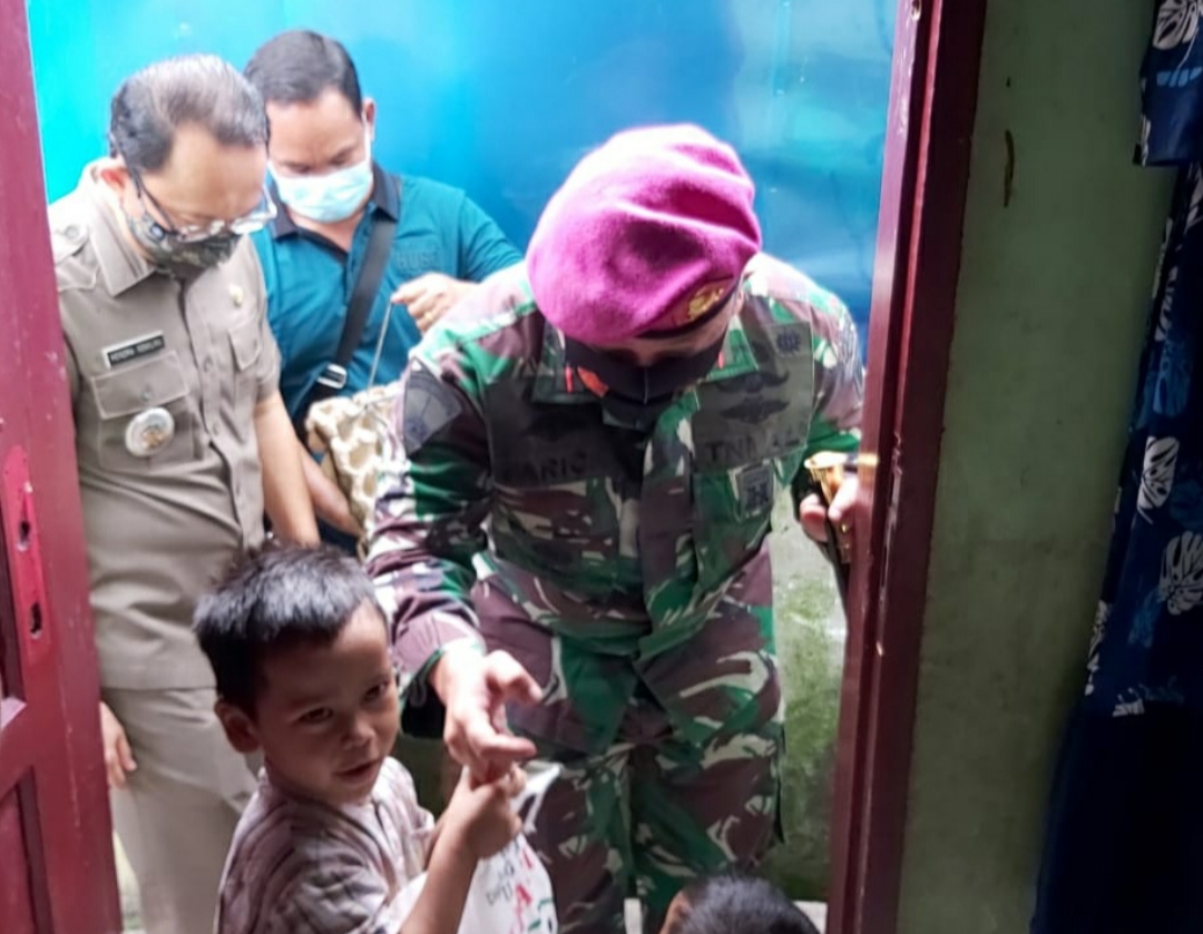 Aksi Tanggap Yonmarhanlan 1 Belawan Bantu, Bocah Pemulung Mencari Nafkah Demi Keluarga 