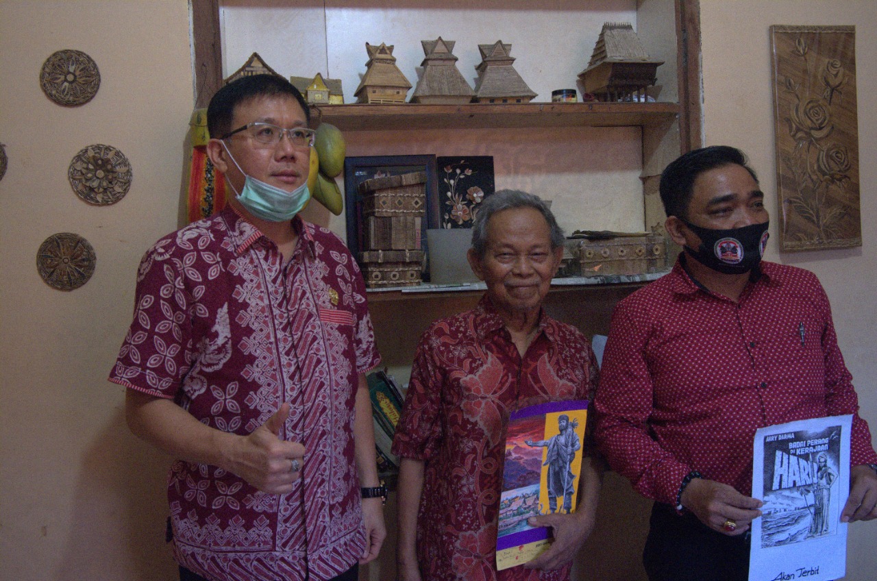 Ketua DPRD Medan  Hasyim SE Bezuk Pelukis Pembuat Patung Guru Patimpus