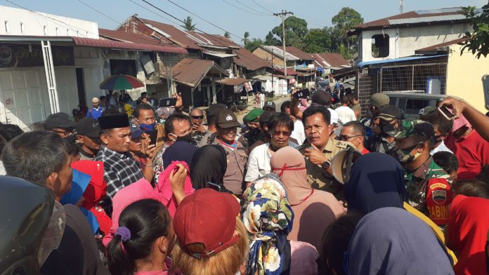 Ratusan Warga Blokir Jembatan Titi Payung Hamparan Perak