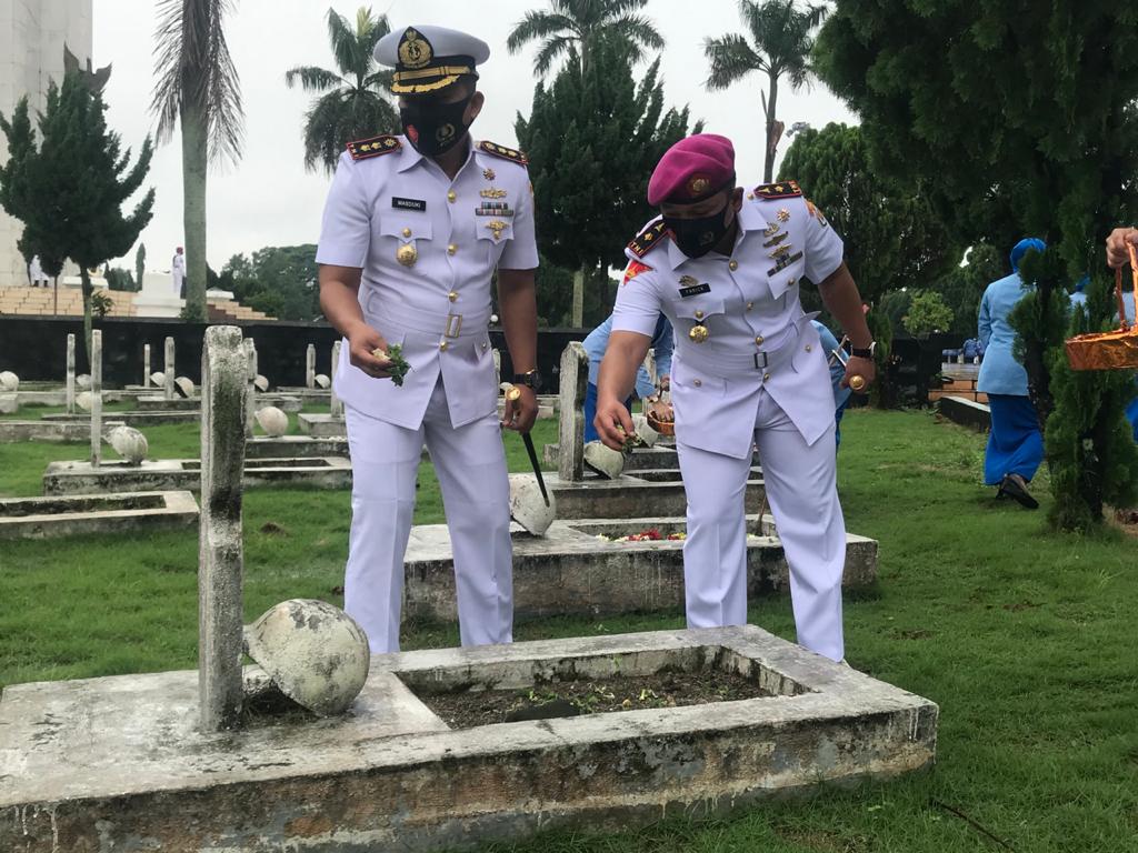 Jelang HUT TNI AL ke-75, Yonmarhanlan 1 Ziarah di Taman Makam Pahlawan dan Bakti Sosial