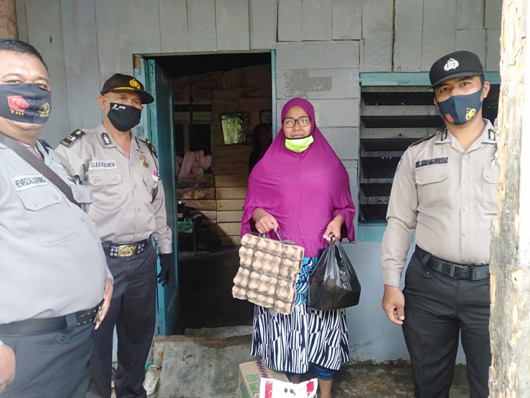 Cegah Penyebaran Covid, Polsek Medan Timur Bagikan Sembako